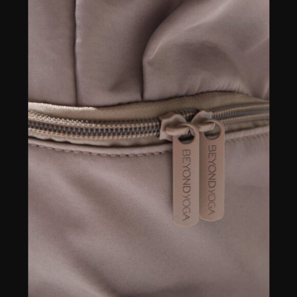 NWOT BEYOND YOGA Convertible Gym Bag Backpack Tote in Birch Retail Price $80.00 - Picture 5 of 13